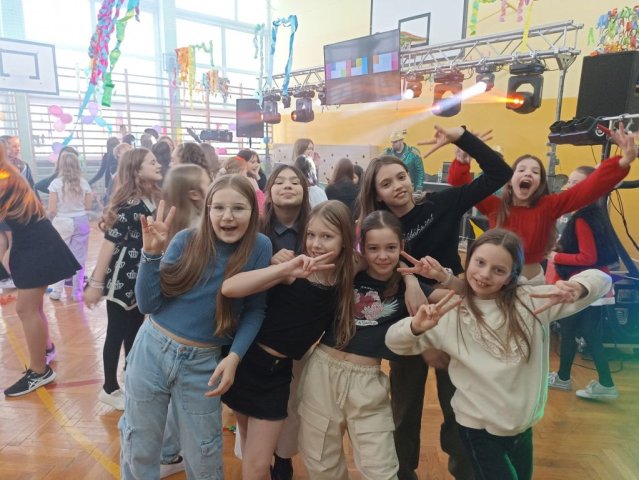 b_1024_768_0_00_images_2023_2024_WYDARZENIA_Choinka_418421984_840816197846330_7237136997955415019_n